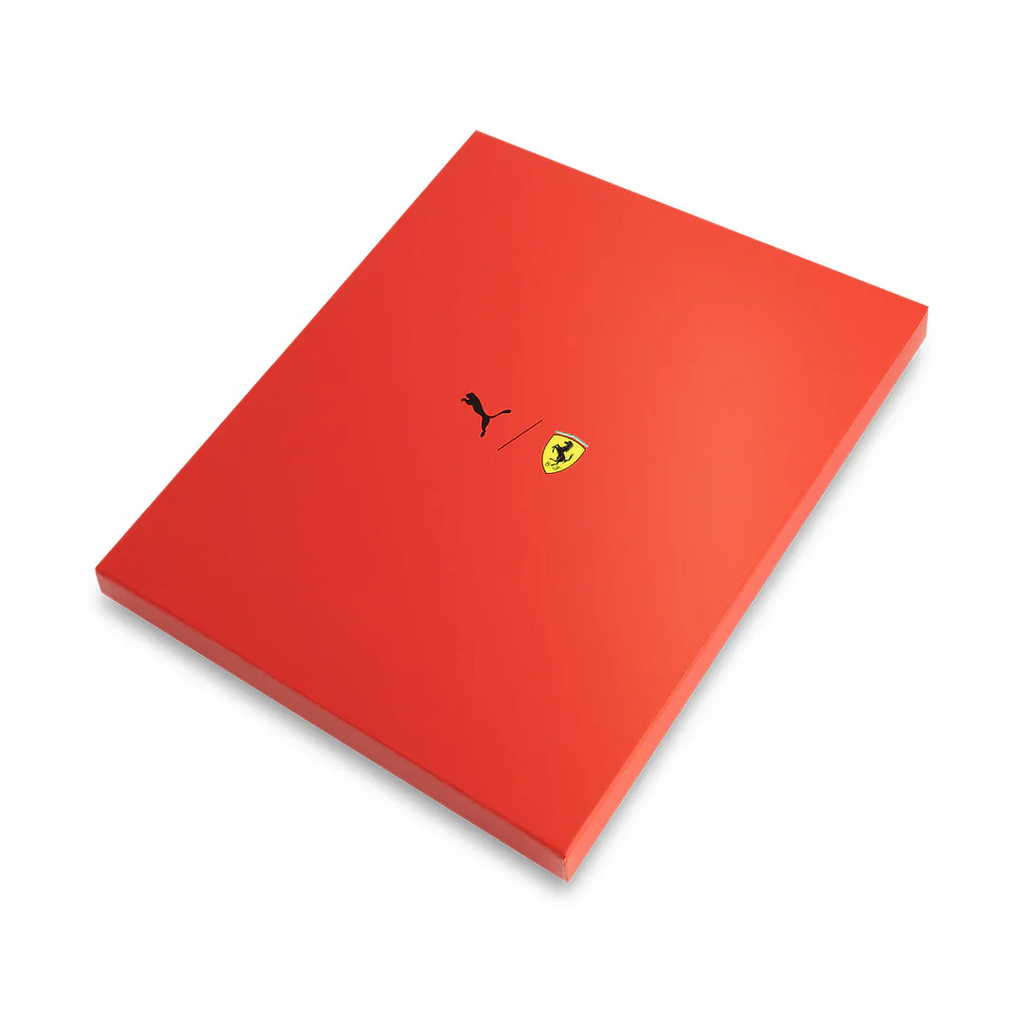 Polo Authentic Scuderia Ferrari F1 2026 en caja de regalo