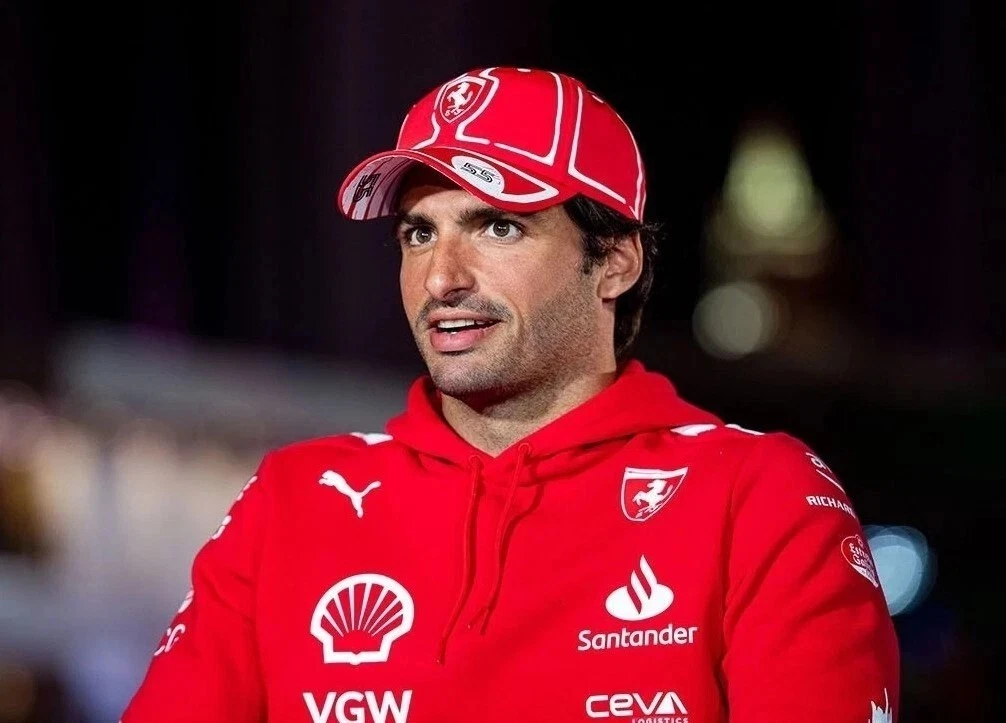 Gorra Scuderia Ferrari x Joshua Vides Las Vegas Sainz 2023